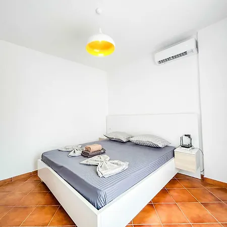 1 Bedroom 1052 Apartment *