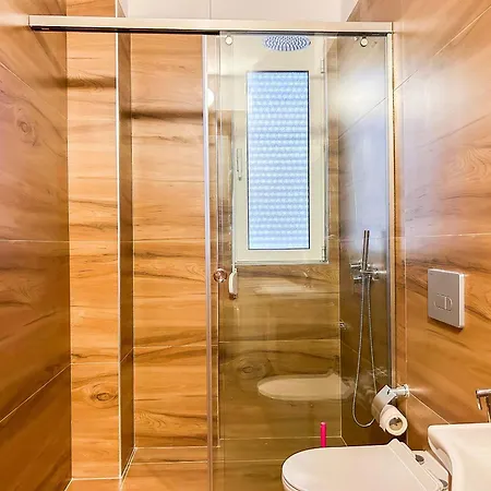 1 Bedroom 1052 *